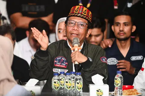 Calon Naib Presiden, Encik Mahfud MD, bercakap kepada wartawan ketika membuat pengumuman peletakan jawatan sebagai Ketua Menteri Keselamatan Indonesia pada 31 Januari.  