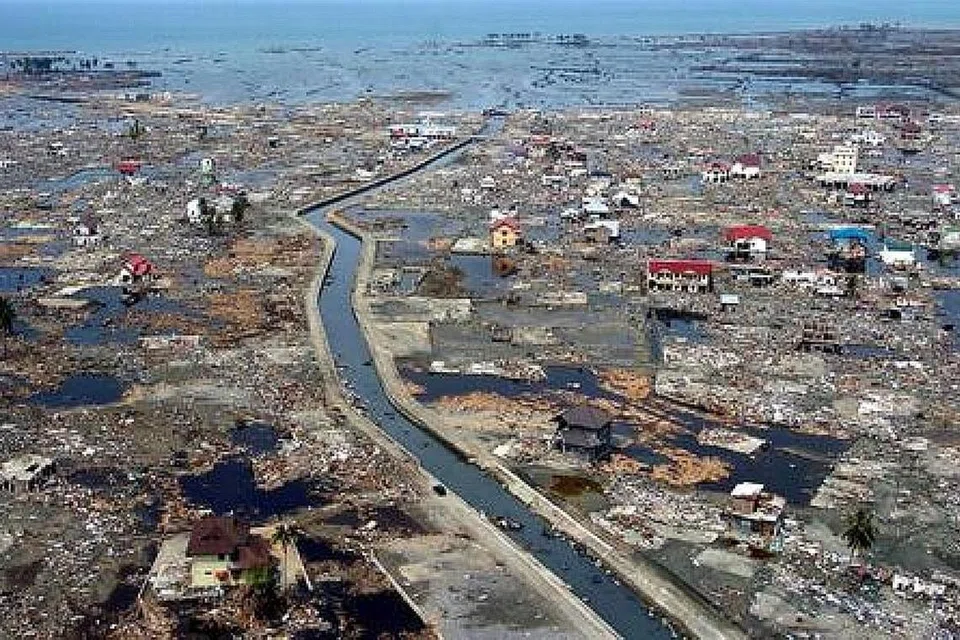 BENCANA BESAR YANG PERNAH MELANDA INDONESIA: 26 DISEMBER 2004 GEMPA BUMI DAN TSUNAMI DI ACEH: Inilah gambaran kerosakan teruk yang dialami Banda Aceh selepas kejadian gempa yang mencetuskan ombak tsunami yang dahsyat. Bencana itu menyebabkan lebih 170,000 penduduk wilayah Aceh terkorban. Puluhan ribu lagi turut terkorban apabila ombak tsunami akibat gempa itu membadai negara lain, termasuk Thailand, bahagian utara semenanjung Malaysia, India dan Sri Lanka. - Foto AFP