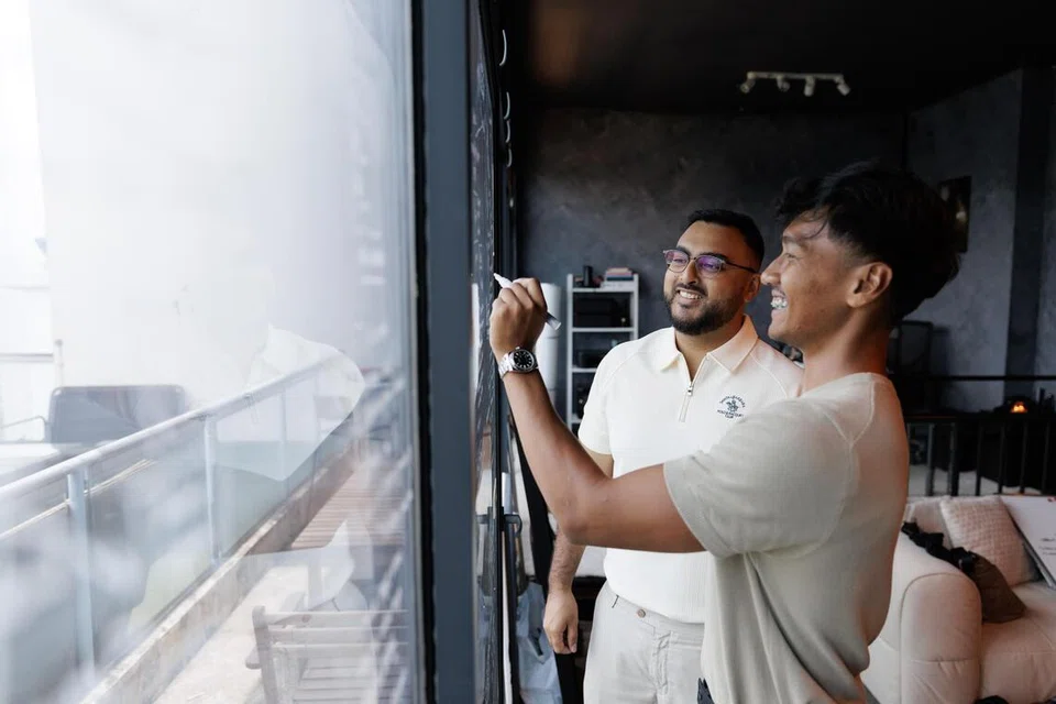 Pengasas bersama Viral Vizions, Encik Khairulanwar Razali (kanan) dan Encik Muhammad Afiq Syahiran, berharap wadah e-dagang ilham mereka, Offerly, dapat membantu pengusaha HBB meraih pendedahan lebih luas tanpa memerlukan belanjawan pemasaran yang besar.