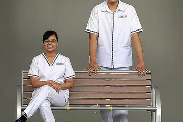 ADIK-BERADIK JURURAWAT: Encik Fatanah dan Cik Firzanah Arifeen melihat tugas mereka sebagai cara menyumbang kembali kepada masyarakat. - Foto BH oleh ALPHONSUS CHERN