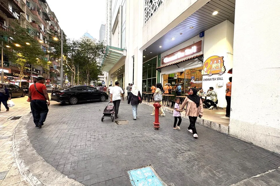 Tempat kejadian lubang benam di Jalan Masjid India, Kuala Lumpur, sudah dibaiki dan dipasang batu bata, malah lot kedai yang sebelum ini kosong sudah diisi dengan perniagaan makanan.