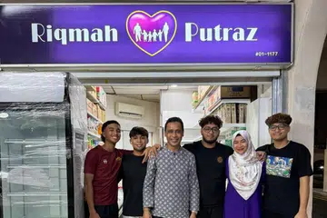 TERCAPAI JUA: Kedai runcit Riqmah Putraz yang baru beroperasi diselenggera oleh anggota keluarga yang terdiri daripada (dari kiri) Encik Irfan Danial Putra Asanul Fariq, Encik Hilman ‘Aqil Putra Asanul Fariq, Encik Asanul Fariq Sani, Encik Muhammad Nabil Putra Asanul Fariq, Cik Norhasyimah Awaludin dan Hamzah Lutfil Putra Asanul Fariq.