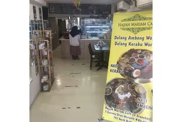 TUMPU PADA PENGHANTARAN: Meski restoran Hajjah Mariam Cafe di pusat beli-belah Westgate ditutup, ia masih dapat mengambil tempahan makanan menerusi satu lagi cawangannya di North Bridge Road. - Foto HAJJAH MARIAM CAFE