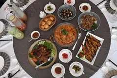 SAJIAN MUTIARA: Hidangan makanan laut dan yang dibakar cukup menyelerakan di Restoran Mutiara sekitar Wisma Geylang Serai (WGS).