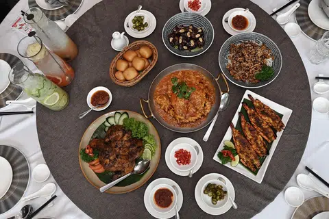 SAJIAN MUTIARA: Hidangan makanan laut dan yang dibakar cukup menyelerakan di Restoran Mutiara sekitar Wisma Geylang Serai (WGS).