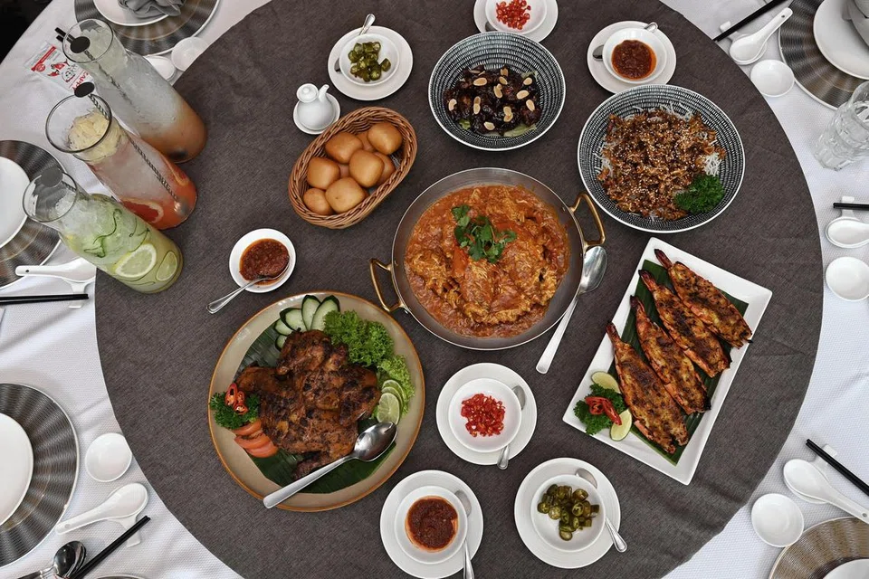 SAJIAN MUTIARA: Hidangan makanan laut dan yang dibakar cukup menyelerakan di Restoran Mutiara sekitar Wisma Geylang Serai (WGS).