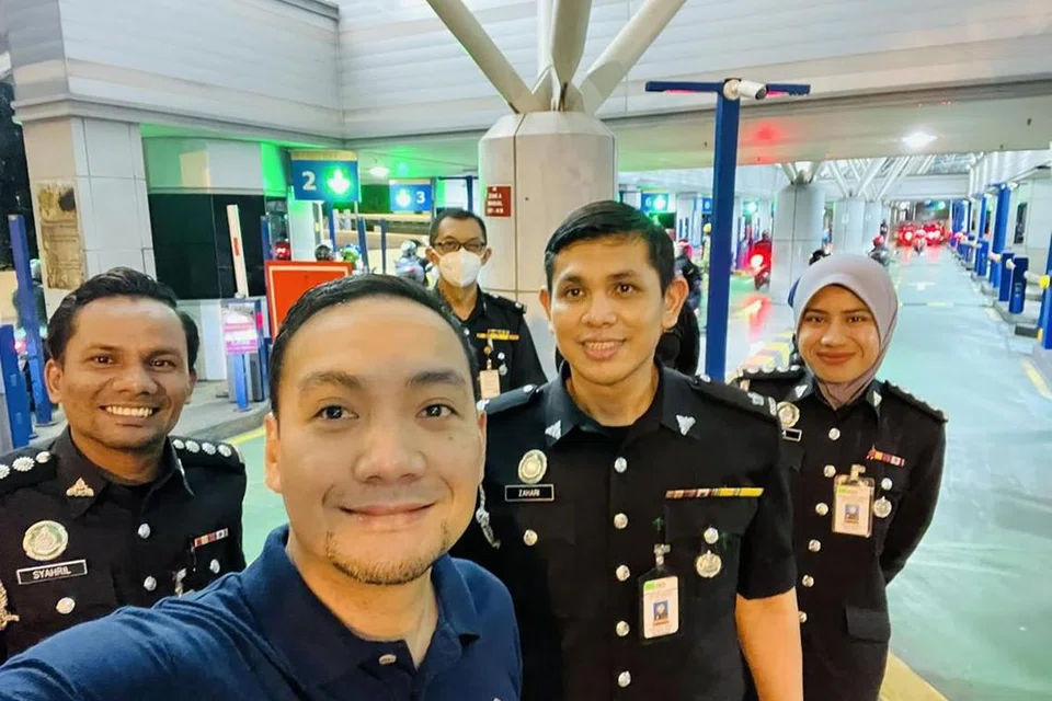 LAWATAN MENGEJUT: Menteri Besar Johor, Datuk Onn Hafiz Ghazi (depan),  sering kali dilihat berada di Kompleks Kastam, Imigresen dan Kuarantin (CIQ) di Bangunan Sultan Iskandar, serta Kompleks Sultan Abu Bakar untuk meninjau kesesakan lalu lintas di sana.