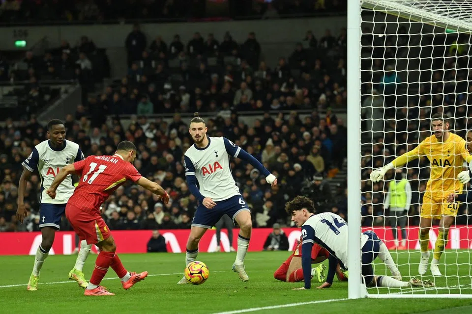 Penyerang Liverpool, Mohamed Salah (dua dari kiri), menjaringkan gol keempat semasa perlawanan Liga Perdana Inggeris menentang Tottenham Hotspur di Stadium Tottenham Hotspur di London, pada 22 Disember.