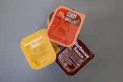 McDonald’s akan mengenakan bayaran untuk semua sos, kecuali sos tomato dan sos cili bawang putih, jika pelanggan meminta jumlah tambahan.