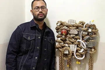 TEBAR KREATIVITI HUMOR: Encik Mohd Khairullah Rahim menggunakan barangan terpakai seperti serpihan jubin, tali dan hos air bagi menjana arca di Pusat Membeli-Belah Holland Road yang menggambarkan suasana santai malam di daerah 'happening' Holland Village. - Foto INIAZ RAHIM
