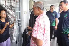 AGIH DAGING KORBAN: Menteri Bertanggungjawab bagi Ehwal Masyarakat Islam, Encik Masagos Zulkifli Masagos Mohamad (tengah), menyertai Ketua Eksekutif Majlis Ugama Islam Singapura (Muis), Encik Kadir Maideen (kanan), dan sekitar 50 sukarelawan bagi mengagih daging korban kepada penerima Projek DIAN@M3 di Eunos Crescent.
