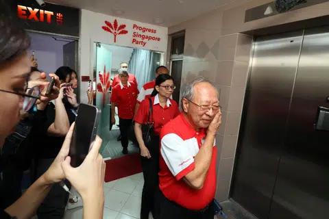 Pengerusi Parti Kemajuan Singapura (PSP), Dr Tan Cheng Bock (di depan), mengucapkan terima kasih kepada penyokongnya menyusuli kekalahan parti itu dalam Pilihan Raya Umum 2025 (GE2025). Dalam kenyataan pertamanya selepas parti itu kehilangan semua enam kawasan yang ditandinginya, beliau akui pada 4 Mei bahawa parti tersebut telah mengharungi malam yang sukar.