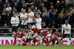 JAGA BOLA!: Para pemain Midddlesbrough cuma mengelak dari terkena bola semasa tendangan percuma yang dilakukan rakan mereka, sedang pemain Tottenham pula cuba memastikan bola tidak melepasi benteng mereka dalam perlawanan ulangan pusingan ketiga yang menyaksikan pasukan bimbingan Jose Mourinho mengalahkan pasukan Liga Championship itu, 2-1. - Foto REUTERS