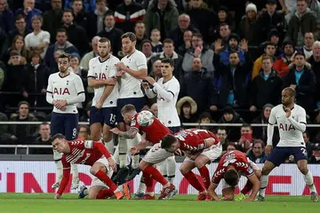 JAGA BOLA!: Para pemain Midddlesbrough cuma mengelak dari terkena bola semasa tendangan percuma yang dilakukan rakan mereka, sedang pemain Tottenham pula cuba memastikan bola tidak melepasi benteng mereka dalam perlawanan ulangan pusingan ketiga yang menyaksikan pasukan bimbingan Jose Mourinho mengalahkan pasukan Liga Championship itu, 2-1. - Foto REUTERS