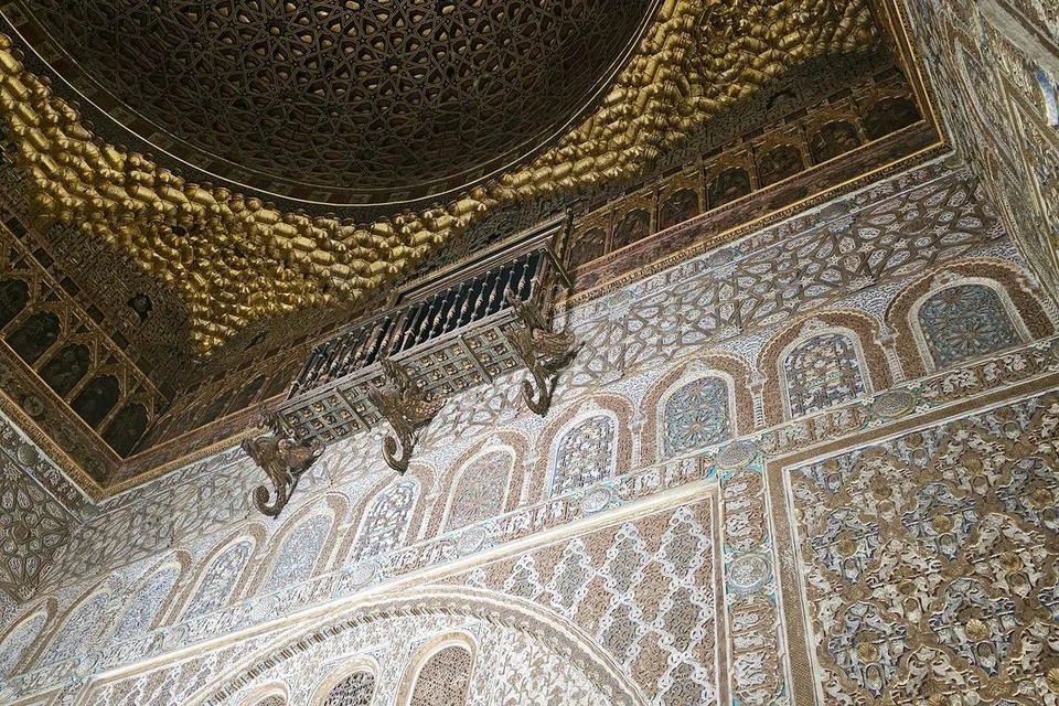 Bahagian dalam Dewan Duta yang terletak di Real Alcázar di Seville, Sepanyol.