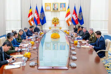 Foto edaran yang diambil dan dikeluarkan oleh Agence Kampuchea Press (AKP) pada 10 Januari 2026 menunjukkan pertemuan antara Perdana Menteri Kemboja, Hun Manet (kelima dari kiri), dan Penolong Setiausaha Negara Amerika Syarikat bagi Hal Ehwal Asia Timur dan Pasifik, Michael DeSombre (ketiga dari kanan), di Peace Palace di Phnom Penh.