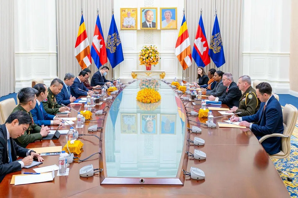 Foto edaran yang diambil dan dikeluarkan oleh Agence Kampuchea Press (AKP) pada 10 Januari 2026 menunjukkan pertemuan antara Perdana Menteri Kemboja, Hun Manet (kelima dari kiri), dan Penolong Setiausaha Negara Amerika Syarikat bagi Hal Ehwal Asia Timur dan Pasifik, Michael DeSombre (ketiga dari kanan), di Peace Palace di Phnom Penh.