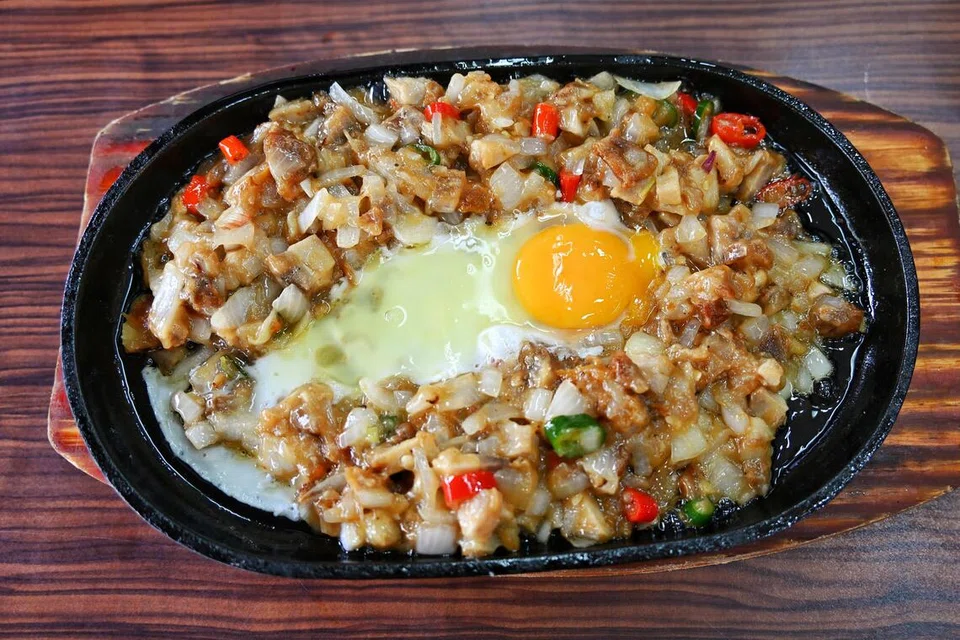 Hidangan klasik Filipina, ‘Sizzling Chicken Sisig’ ($11), yang berkrim lagi berperisa, dihidangkan di atas ‘sizzling plate’.