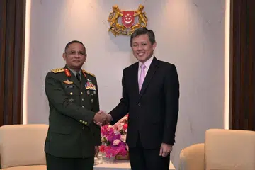 Menteri Pertahanan, Encik Chan Chun Sing (kanan) menerima kunjungan Panglima Tentera Darat, Angkatan Tentera Malaysia (MAF) Jeneral ​​Tan Sri Azhan Md Othman di Kementerian Pertahanan (Mindef) pada 25 Ogos.