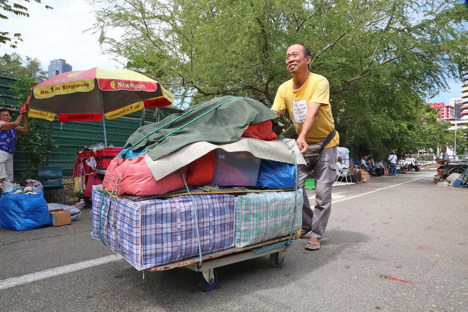 HARI TERAKHIR: Ramai pengunjung ke pasar lambak Sungei Road pada hari terakhir semalam sebelum penjaja mengangkut pulang barang jualan mereka. Pasar yang dimulakan pada 1930-an ini ditutup untuk selamanya bagi memberi laluan kepada projek pembangunan, termasuk pembangunan perumahan dan komersial, pada masa akan datang. - Foto WANBAO