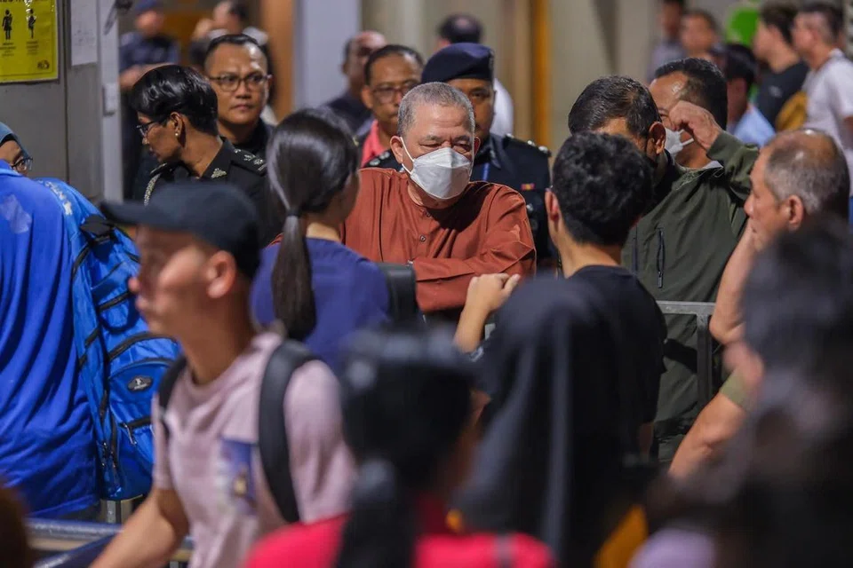 Timbalan Perdana Menteri Malaysia, Datuk Seri Fadillah Yusof (tengah) bertanya sendiri pengalaman rakyat Malaysia mengenai proses perjalanan keluar masuk ke Singapura dalam tinjauan mengejutnya ke Kompleks Kastam, Imigresen dan Kuarantin (CIQ) Bangunan Sultan Iskandar (BSI) dan Kompleks Sultan Abu Bakar (KSAB), di Johor Bahru pada 27 Mei.