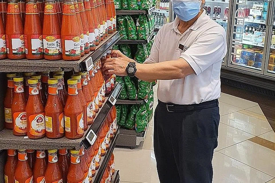 BERDAYA BINGKAS: Encik Maswan Kahalit, kini bertugas di pasar raya Cold Storage setelah hotel tempat beliau pernah bertugas terjejas dek Covid-19. - Foto DAIRY FARM GROUP