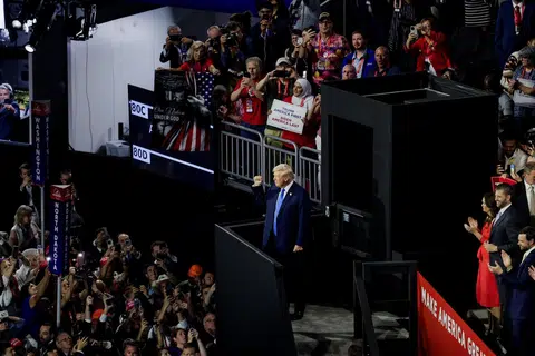 Calon presiden, Encik Donald Trump, menerima tepukan gemuruh pada hari kedua Konvensyen Kebangsaan Republikan di Milwaukee, Wisconsin, pada 16 Julai, setelah terselamat daripada cubaan membunuhnya pada 13 Julai. 