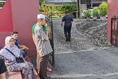 Anggota polis dilihat masuk ke kediaman mangsa samun dan bunuh di Guar Perahu, Permatang Pauh, Pulau Pinang, untuk melakukan pemeriksaan.