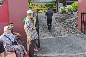 Anggota polis dilihat masuk ke kediaman mangsa samun dan bunuh di Guar Perahu, Permatang Pauh, Pulau Pinang, untuk melakukan pemeriksaan.