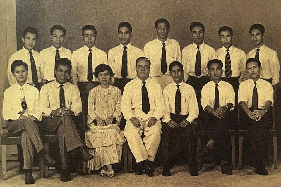 PELOPOR: Kumpulan pelopor yang menyertai Pusat Latihan Guru-Guru (TTC) cawangan Melayu pada 1959. Dari kiri (duduk) Encik Wan Hussin Zoohri, Encik Alias Karsah, Cik Khatijah Lasma, Encik Abdul Karim Shariff (pensyarah), Encik Kamarudin Ali, Encik Abdul Rahman Ismail dan Encik Hassim Ahmad. Berdiri (dari kiri): Encik Effendi Kadir, Encik Abbas Abu Amin, Encik Ashari Alwi, Encik Abu Zarim Abdullah, Encik Baharul Yahya, Encik Zainal Abidin Ismail, Encik Abdullah Rahman dan Encik Ahmad Rahman. - Foto HELANG BOOKS