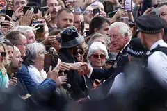 TEMU RAKYAT: Raja Charles III menerima sorakan ketika bersalaman dengan orang ramai di luar Istana Buckingham sekembali baginda dari Scotland, di mana Ratu Elizabeth II meninggal dunia pada usia 96 tahun. - Foto REUTERS 