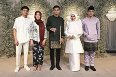 LEBARAN MERIAH: Artis bersama peminat di acara Sinaran Lebaran ‘23.  Dari kiri Megat Rahim, Wann, Eman Zikri, Salma Mentor dan Khai Bahar di Ballroom @Iris di City Plaza.