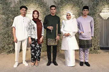 LEBARAN MERIAH: Artis bersama peminat di acara Sinaran Lebaran ‘23.  Dari kiri Megat Rahim, Wann, Eman Zikri, Salma Mentor dan Khai Bahar di Ballroom @Iris di City Plaza.