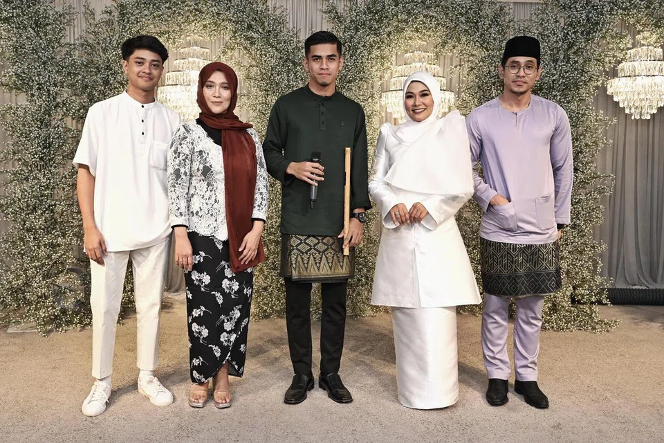 LEBARAN MERIAH: Artis bersama peminat di acara Sinaran Lebaran ‘23.  Dari kiri Megat Rahim, Wann, Eman Zikri, Salma Mentor dan Khai Bahar di Ballroom @Iris di City Plaza.