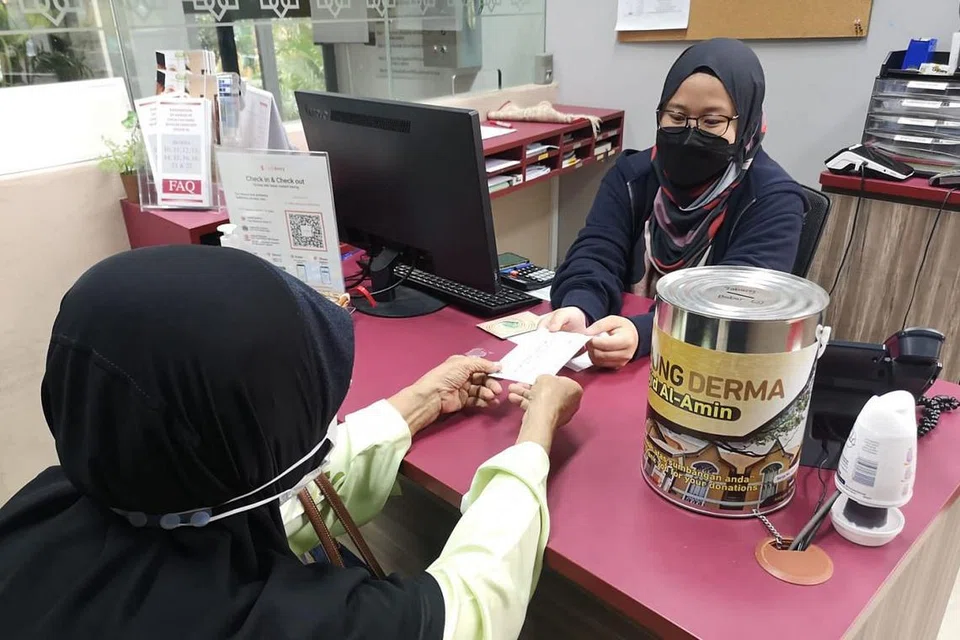Adilah selaku Ketua Unit Khidmat Jemaah menerima sumbangan dengan penuh rasa kesyukuran dan mengiringi doa kepada semua dermawan. - Foto MASJID AL-AMIN