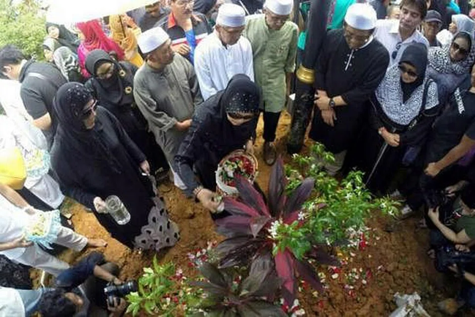 PEMERGIAN SENIWATI UNGGUL: Sanak saudara dan ratusan kenalan menghadiri upacara pengebumian Allahyarhamah Sharifah Aini di Tanah Perkuburan Islam Bukit Kiara, Kuala Lumpur semalam. - Foto SAODAH ISMAIL