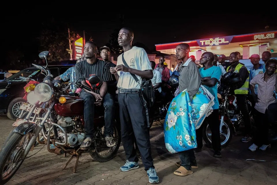 Penduduk berkumpul menyaksikan laporan berita televisyen mengenai kemenangan pilihan raya Zohran Mamdani, Datuk Bandar New York terpilih kelahiran Uganda, di hadapan sebuah kedai elektronik di Kampala pada 5 November 2025.
Beberapa penduduk Uganda kelihatan teruja apabila mengetahui bahawa salah seorang anak kelahiran negara mereka, Zohran Mamdani, telah dipilih sebagai Datuk Bandar New York, sementara yang lain masih belum mengenali sosoknya.
Mamdani, 34 tahun, seorang tokoh berhaluan kiri tegas, mencipta sejarah sebagai Datuk Bandar Muslim pertama bagi bandar terbesar di Amerika Syarikat selepas pilihan raya pada 4 November 2025.
Beliau dilahirkan di Uganda dalam keluarga berketurunan India dan telah menetap di Amerika Syarikat sejak berusia tujuh tahun.