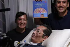 CEKAL SEMANGAT: Walau terlantar di katil, Riz kuatkan azam tulis buku 'Nama Saya Riz. Saya ada penyakit Motor Neuron' dengan bantuan Hidayah Amin sebagai penulis bersama serta Khairudin Saharom sebagai pelukis buku. - Foto BH oleh HAZIRAH HANIFAR