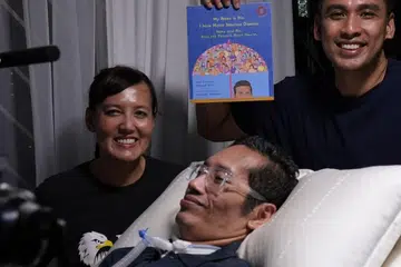 CEKAL SEMANGAT: Walau terlantar di katil, Riz kuatkan azam tulis buku 'Nama Saya Riz. Saya ada penyakit Motor Neuron' dengan bantuan Hidayah Amin sebagai penulis bersama serta Khairudin Saharom sebagai pelukis buku. - Foto BH oleh HAZIRAH HANIFAR