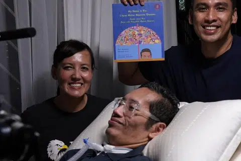 CEKAL SEMANGAT: Walau terlantar di katil, Riz kuatkan azam tulis buku 'Nama Saya Riz. Saya ada penyakit Motor Neuron' dengan bantuan Hidayah Amin sebagai penulis bersama serta Khairudin Saharom sebagai pelukis buku. - Foto BH oleh HAZIRAH HANIFAR