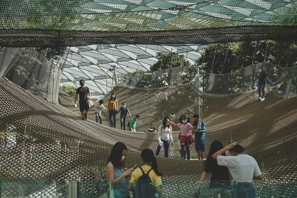 Memastikan jarak anda -Foto TED CHEN, JEWEL CHANGI AIRPORT