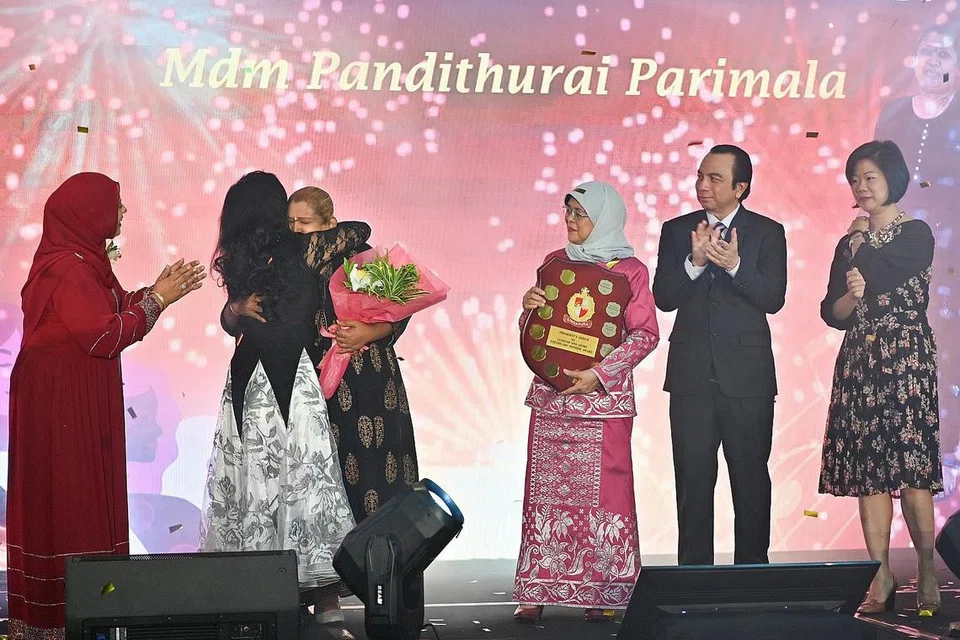 PENGORBANAN DIHARGAI: Cik Pandithurai Parimala (tiga dari kiri) menerima Anugerah Ibu Teladan 2022, yang disampaikan Presiden Halimah Yacob (tiga dari kanan) dengan disaksikan (dari kanan) penasihat panel juri anugerah, Cik Sim Ann, dan presiden Jamiyah, Dr Mohd Hasbi Abu Bakar. - Foto BH oleh DIOS VINCOY JR