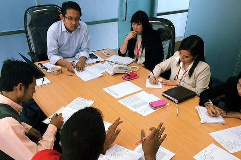 SERIUS DENGAN KERJA: Encik Mohd Farid amat serius ketika menjalankan mesyuarat apatah lagi apabila terdapat masalah operasi melibatkan kedai-kedai runcit kendaliannya.