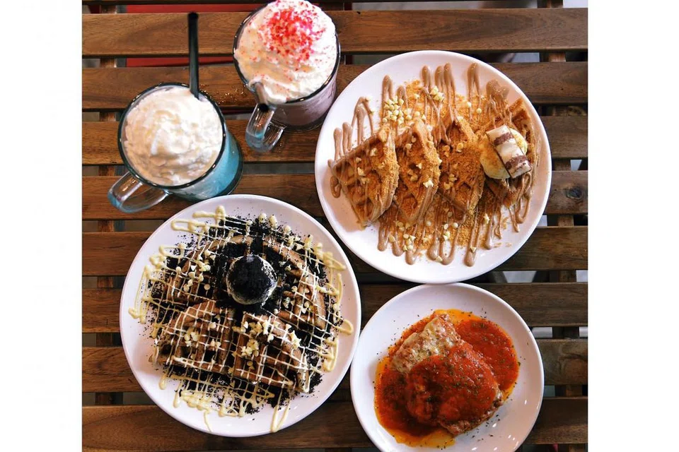 KEGEMARAN RAMAI: Inilah antara hidangan yang sejauh ini menjadi kegemaran ramai terutama orang muda dan remaja di Kafe Zulos Shakes And More.