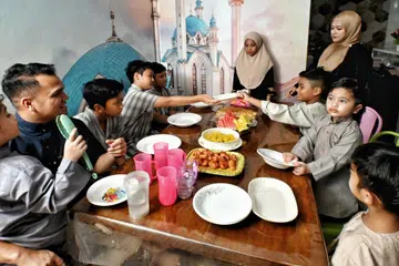 Anak-anak Sharifah Fashiha Syed Ali dan suaminya, Encik Muhammad Aizuddin Maulud (dua dari kiri), mempunyai pemahaman berbeza tentang puasa dan ia memerlukan mereka menggunakan pendekatan berlainan.  Anak-anaknya (dari kiri mengikut putaran jam) Muhammad Altamash, Muhammad Aasif, Muhammad Abbas, Muhammad Adnan, Shamim, Muhammad Amsyar, Muhammad Ali dan Muhammad Altaaf, berusia antara dua dengan 13 tahun.