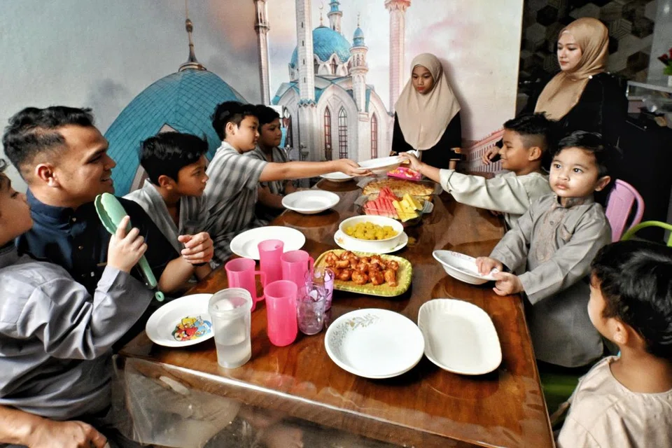 Anak-anak Sharifah Fashiha Syed Ali dan suaminya, Encik Muhammad Aizuddin Maulud (dua dari kiri), mempunyai pemahaman berbeza tentang puasa dan ia memerlukan mereka menggunakan pendekatan berlainan.  Anak-anaknya (dari kiri mengikut putaran jam) Muhammad Altamash, Muhammad Aasif, Muhammad Abbas, Muhammad Adnan, Shamim, Muhammad Amsyar, Muhammad Ali dan Muhammad Altaaf, berusia antara dua dengan 13 tahun.