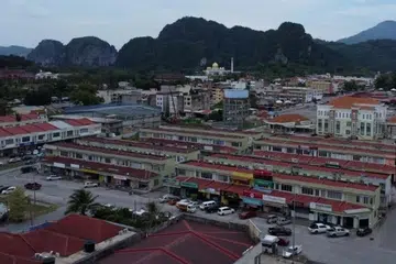 Pekan Nenggiri di Gua Musang. Suruhanjaya Pilihan Raya menetapkan hari penamaan calon dan pengundian awal Pilihan Raya Kecil (PRK) Dewan Undangan Negeri (DUN) Nenggiri masing-masing pada 3 dan 13 Ogos, manakala 17 Ogos hari mengundi.