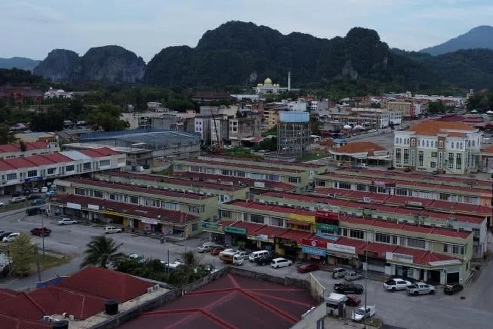 Pekan Nenggiri di Gua Musang. Suruhanjaya Pilihan Raya menetapkan hari penamaan calon dan pengundian awal Pilihan Raya Kecil (PRK) Dewan Undangan Negeri (DUN) Nenggiri masing-masing pada 3 dan 13 Ogos, manakala 17 Ogos hari mengundi.