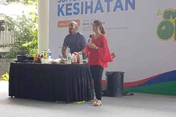 KONGSI TIP MASAK HIDANGAN SIHAT: Cef Bob yang bersama Cik Filzah menunjukkan peserta bagaimana untuk menggunakan bahan sihat dalam masakan harian mereka.