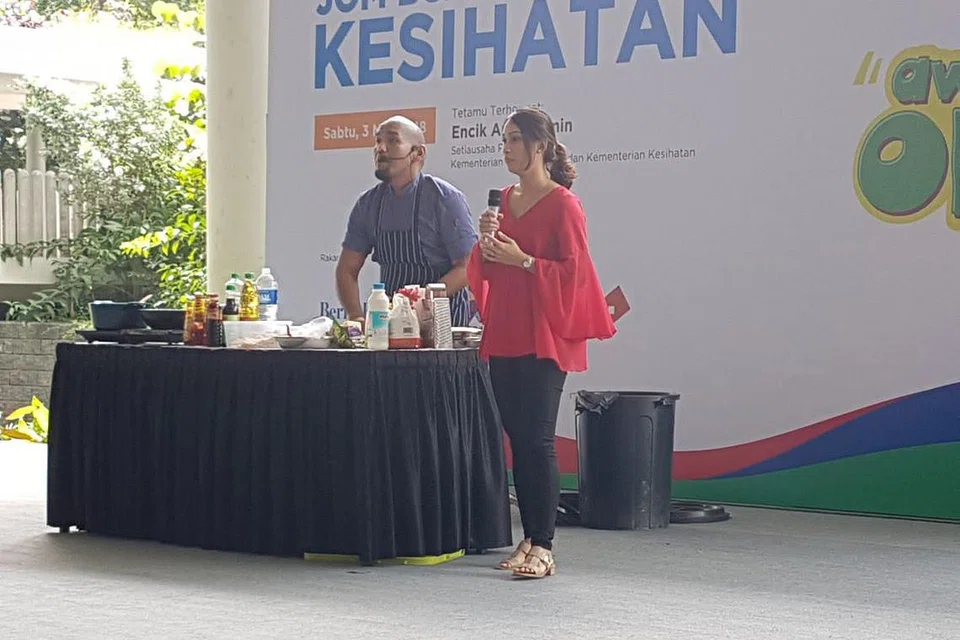 KONGSI TIP MASAK HIDANGAN SIHAT: Cef Bob yang bersama Cik Filzah menunjukkan peserta bagaimana untuk menggunakan bahan sihat dalam masakan harian mereka.
